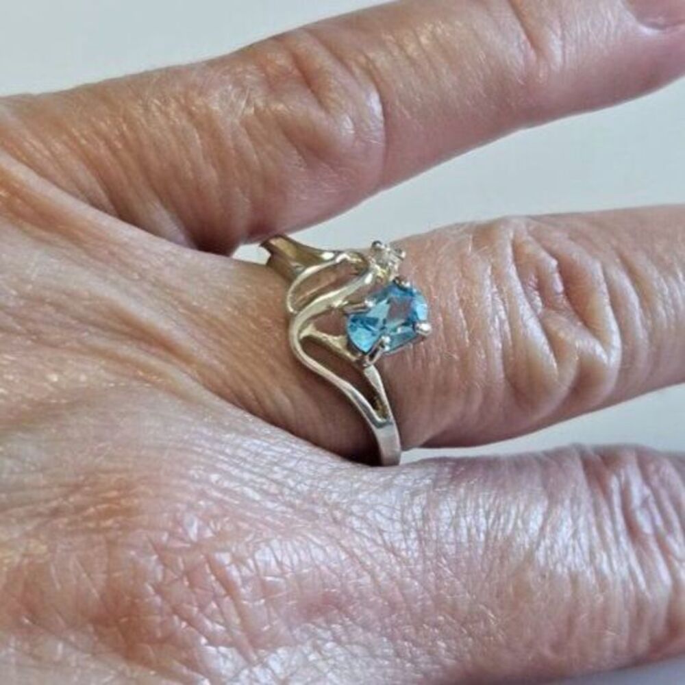 Sterling silver blue topaz ring size 6